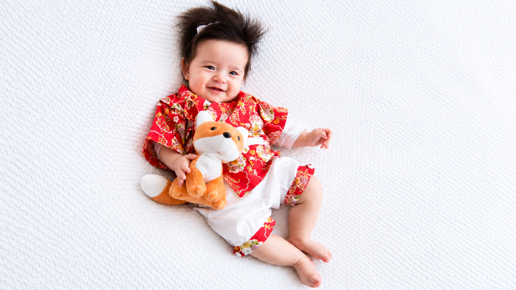 Ensaio de bebê chinês de 1 mês com roupinha vermelha tradicional