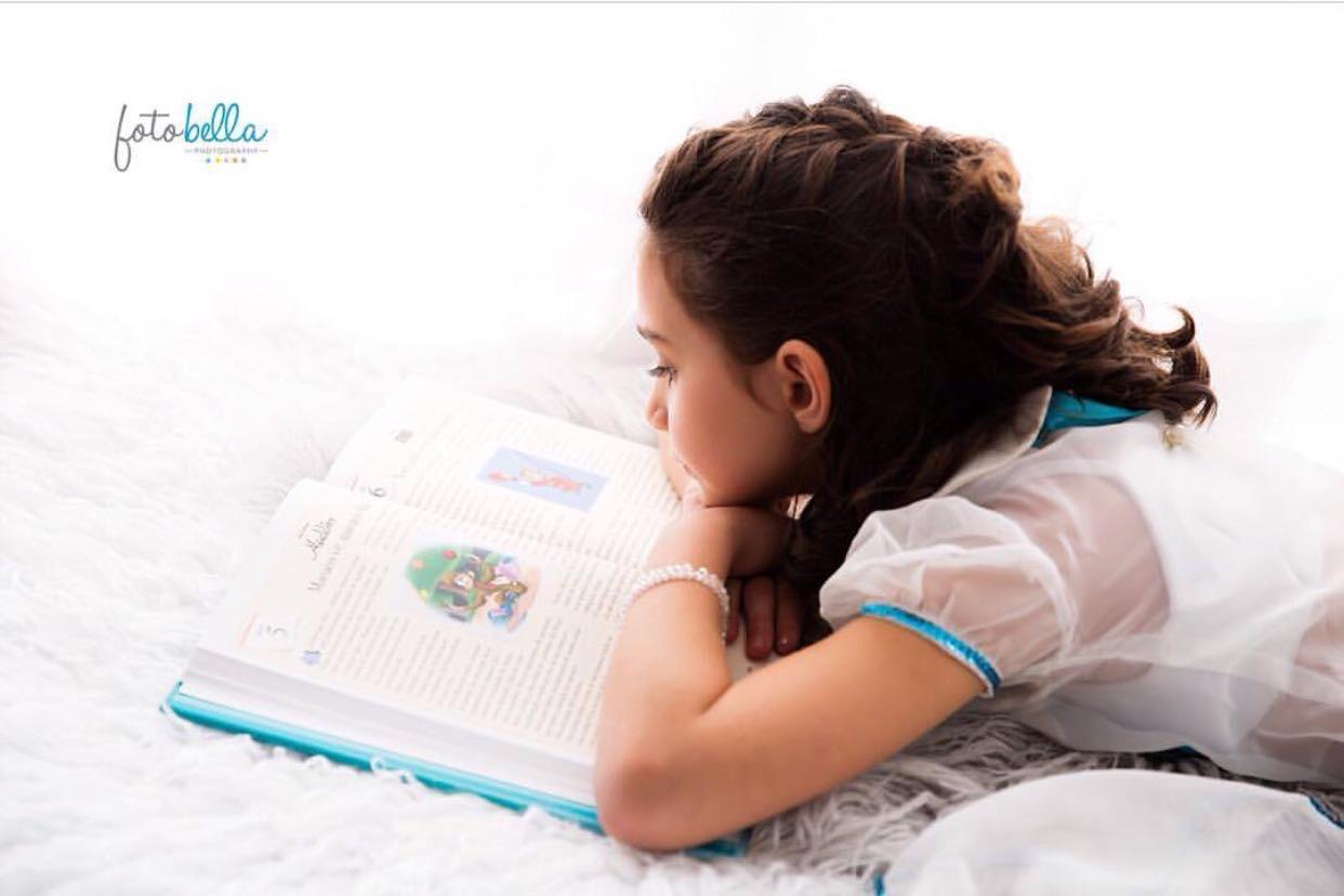Menina lendo um livro em um Ensaio Kids da Fotobella
