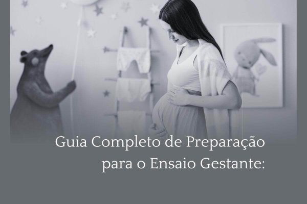 Mãos posicionadas sobre a barriga em um ensaio gestante delicado.