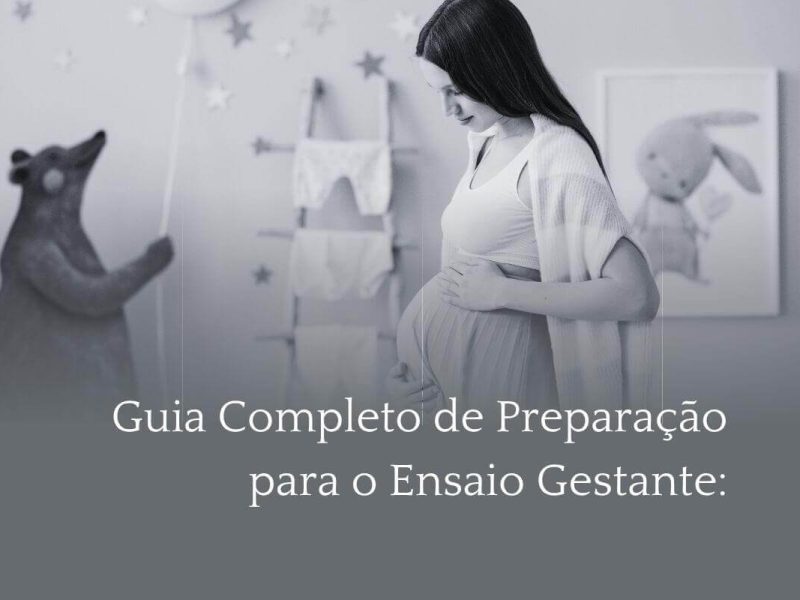Mãos posicionadas sobre a barriga em um ensaio gestante delicado.