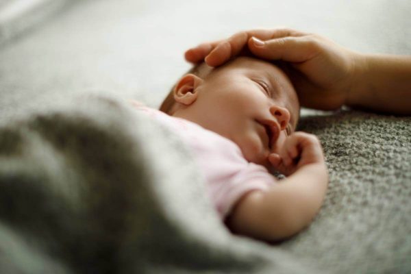 O toque delicado que eterniza os primeiros dias de vida, Conheça o cuidado por trás de cada ensaio newborn.
