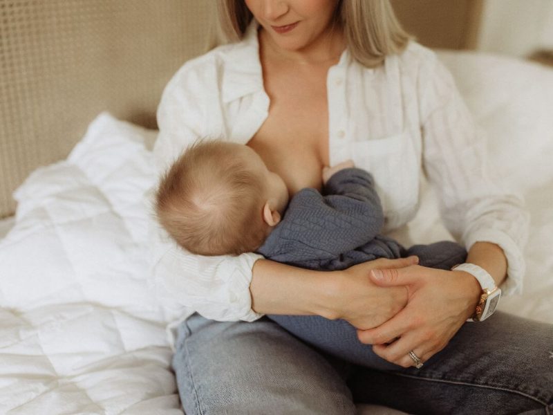 Além de fortalecer o vínculo entre mãe e bebê, o contato pele a pele é uma forma testada e aprovada de como acalmar um recém-nascido em momentos de crise de choro.